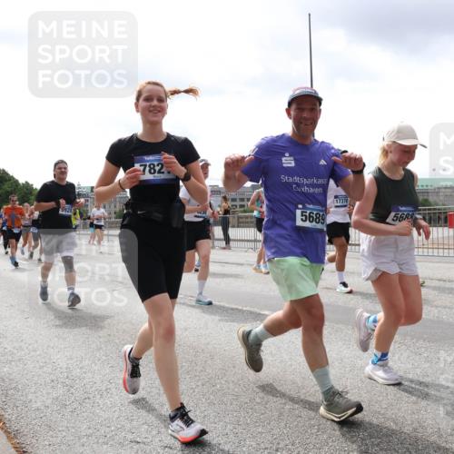 29.06.2025 - hella hamburg halbmarathon Lena Gebhardt http://msf.ph/oto/8407599 29.06.2025 10:41:28 Lombardsbrücke 5928, 1, 782, 5689, 17370, 5688, 222, 1314, 1317, 1509, 1536, 1542, 1623, 1731, 2153, 2229, 2258, 2805, 3344, 3532, 3533, 3623, 4412, 4415, 4541, 4610, 4638, 4787, 5086, 5225, 5549, 5688, 5689, 5928, 5942, 6088, 6250, 6450, 6474, 6793, 6894, 7022, 7023, 7661, 7821, 7829, 7968, 8004, 8162, 8163, 8293, 8385, 8586, 8751, 8769, 8848, 8878, 8897, 8992, 9588, 9962, 10181, 10269, 10348, 10407, 10483, 10644, 10835, 11011, 11166 meine-sportfotos.de