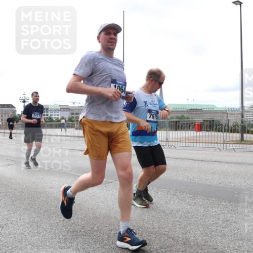 29.06.2025 - hella hamburg halbmarathon Lena Gebhardt http://msf.ph/oto/8407604 29.06.2025 10:24:38 Lombardsbrücke 2477, 1064, 20, 7975, 1005, 1009, 1064, 1352, 1395, 2108, 2132, 2249, 2280, 2477, 2944, 3053, 3099, 3113, 3132, 3285, 3421, 3786, 4008, 4010, 4111, 4162, 4221, 4444, 4464, 4684, 4719, 5126, 5138, 5829, 5830, 6261, 6478, 6524, 6526, 6570, 7528, 7920, 7975, 8167, 8187, 8297, 9063, 10907, 11651, 11816, 11817, 12070, 12210, 12303, 13111, 13113, 13380, 13573, 13638, 13711, 14143, 14898, 15124, 15975, 17535 meine-sportfotos.de