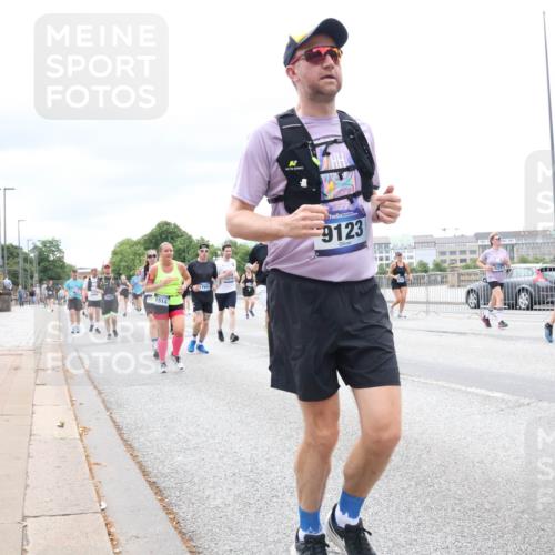 29.06.2025 - hella hamburg halbmarathon Lena Gebhardt http://msf.ph/oto/8407609 29.06.2025 10:58:54 Lombardsbrücke 1514, 17651, 9123, 1326, 1365, 1380, 1514, 1646, 1751, 2057, 2449, 2621, 2649, 2929, 3231, 3373, 3416, 3565, 3868, 3966, 4042, 4043, 4225, 4294, 4312, 4577, 4648, 5016, 5159, 5211, 5400, 5655, 5732, 6010, 6167, 6301, 6330, 6341, 6554, 6588, 6599, 6633, 6638, 6702, 6927, 6969, 7095, 7096, 7443, 7870, 7910, 7933, 7957, 7967, 8489, 8544, 8545, 8547, 8592, 8631, 8701, 8752, 8932, 9221, 9225, 9563, 9889, 9960, 9982 meine-sportfotos.de