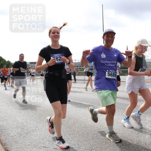 29.06.2025 - hella hamburg halbmarathon Lena Gebhardt http://msf.ph/oto/8407628 29.06.2025 10:41:28 Lombardsbrücke 928, 82, 14037, 5689, 5688, 2225, 1314, 1317, 1509, 1536, 1542, 1623, 1731, 2153, 2229, 2258, 2805, 3344, 3532, 3533, 3623, 4412, 4415, 4541, 4610, 4638, 4787, 5086, 5225, 5549, 5688, 5689, 5928, 5942, 6088, 6250, 6450, 6474, 6793, 6894, 7022, 7023, 7661, 7821, 7829, 7968, 8004, 8162, 8163, 8293, 8385, 8586, 8751, 8769, 8848, 8878, 8897, 8992, 9588, 9962, 10181, 10269, 10348, 10407, 10483, 10644, 10835, 11011, 11166 meine-sportfotos.de