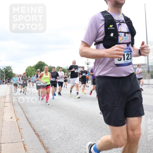 29.06.2025 - hella hamburg halbmarathon Lena Gebhardt http://msf.ph/oto/8407630 29.06.2025 10:58:54 Lombardsbrücke 17659, 14, 17651, 744, 123, 11140, 1326, 1365, 1380, 1514, 1646, 1751, 2057, 2449, 2621, 2649, 2929, 3231, 3373, 3416, 3565, 3868, 3966, 4042, 4043, 4225, 4294, 4312, 4577, 4648, 5016, 5159, 5211, 5400, 5655, 5732, 6010, 6167, 6301, 6330, 6341, 6554, 6588, 6599, 6633, 6638, 6702, 6927, 6969, 7095, 7096, 7443, 7870, 7910, 7933, 7957, 7967, 8489, 8544, 8545, 8547, 8592, 8631, 8701, 8752, 8932, 9221, 9225, 9563, 9889, 9960, 9982 meine-sportfotos.de