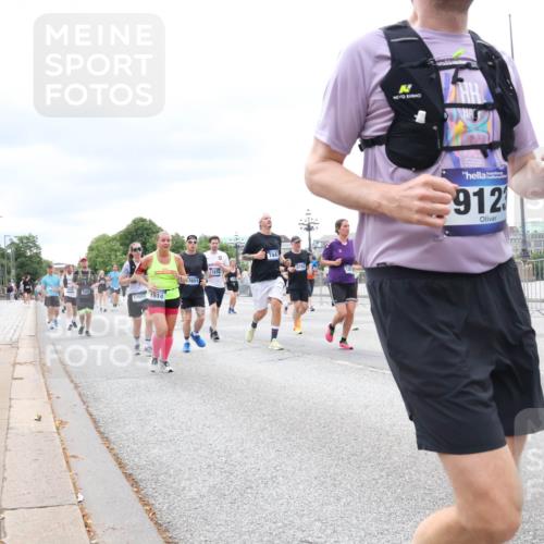 29.06.2025 - hella hamburg halbmarathon Lena Gebhardt http://msf.ph/oto/8407651 29.06.2025 10:58:54 Lombardsbrücke 17659, 1514, 17651, 744, 912, 11140, 1326, 1365, 1380, 1514, 1646, 1751, 2057, 2449, 2621, 2649, 2929, 3231, 3373, 3416, 3565, 3868, 3966, 4042, 4043, 4225, 4294, 4312, 4577, 4648, 5016, 5159, 5211, 5400, 5655, 5732, 6010, 6167, 6301, 6330, 6341, 6554, 6588, 6599, 6633, 6638, 6702, 6927, 6969, 7095, 7096, 7443, 7870, 7910, 7933, 7957, 7967, 8489, 8544, 8545, 8547, 8592, 8631, 8701, 8752, 8932, 9221, 9225, 9563, 9889, 9960, 9982 meine-sportfotos.de