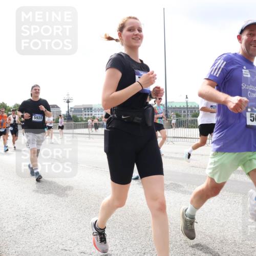 29.06.2025 - hella hamburg halbmarathon Lena Gebhardt http://msf.ph/oto/8407662 29.06.2025 10:41:28 Lombardsbrücke 8586, 5928, 568, 568, 1314, 1317, 1509, 1536, 1542, 1623, 1731, 2153, 2229, 2258, 2805, 3344, 3532, 3533, 3623, 4412, 4415, 4541, 4610, 4638, 4787, 5086, 5225, 5549, 5688, 5689, 5928, 5942, 6088, 6250, 6450, 6474, 6793, 6894, 7022, 7023, 7661, 7821, 7829, 7968, 8004, 8162, 8163, 8293, 8385, 8586, 8751, 8769, 8848, 8878, 8897, 8992, 9588, 9962, 10181, 10269, 10348, 10407, 10483, 10644, 10835, 11011, 11166 meine-sportfotos.de