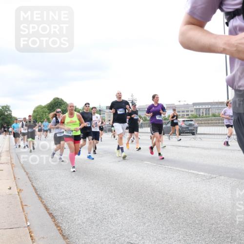 29.06.2025 - hella hamburg halbmarathon Lena Gebhardt http://msf.ph/oto/8407679 29.06.2025 10:58:55 Lombardsbrücke 9, 1326, 1365, 1380, 1514, 1646, 1751, 1839, 2057, 2449, 2621, 2649, 2929, 3231, 3373, 3416, 3565, 3966, 4042, 4043, 4225, 4294, 4312, 4577, 4648, 5016, 5211, 5400, 5732, 6010, 6167, 6301, 6330, 6341, 6554, 6588, 6599, 6633, 6638, 6702, 6927, 6969, 7095, 7096, 7288, 7443, 7870, 7910, 7933, 7957, 7967, 8489, 8544, 8545, 8547, 8592, 8631, 8701, 8752, 8932, 9221, 9225, 9563, 9889, 9960, 9982 meine-sportfotos.de
