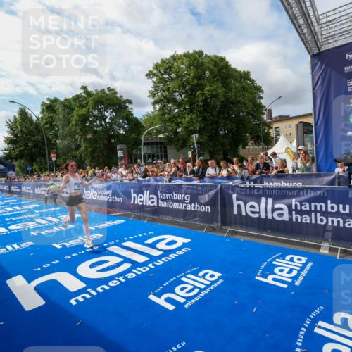 29.06.2025 - hella hamburg halbmarathon Zöllner http://msf.ph/oto/8407682 29.06.2025 10:15:51 Ziel 45 meine-sportfotos.de