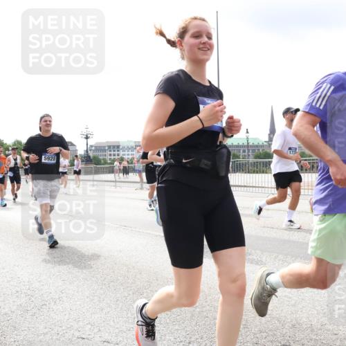 29.06.2025 - hella hamburg halbmarathon Lena Gebhardt http://msf.ph/oto/8407701 29.06.2025 10:41:28 Lombardsbrücke 5928, 1737, 5689, 56, 1314, 1317, 1509, 1536, 1542, 1623, 1731, 2153, 2229, 2258, 2805, 3344, 3532, 3533, 3623, 4412, 4415, 4541, 4610, 4638, 4787, 5086, 5225, 5549, 5688, 5689, 5928, 5942, 6088, 6250, 6450, 6474, 6793, 6894, 7022, 7023, 7661, 7821, 7829, 7968, 8004, 8162, 8163, 8293, 8385, 8586, 8751, 8769, 8848, 8878, 8897, 8992, 9588, 9962, 10181, 10269, 10348, 10407, 10483, 10644, 10835, 11011, 11166 meine-sportfotos.de