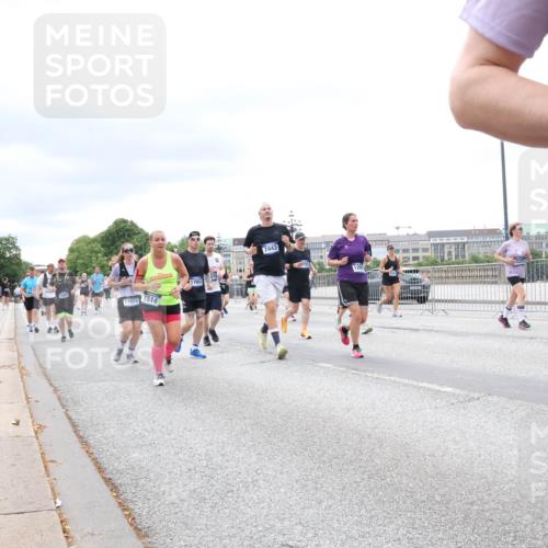 29.06.2025 - hella hamburg halbmarathon Lena Gebhardt http://msf.ph/oto/8407710 29.06.2025 10:58:55 Lombardsbrücke 3565, 17659, 151, 17651, 7443, 1326, 1365, 1380, 1514, 1646, 1751, 1839, 2057, 2449, 2621, 2649, 2929, 3231, 3373, 3416, 3565, 3966, 4042, 4043, 4225, 4294, 4312, 4577, 4648, 5016, 5211, 5400, 5732, 6010, 6167, 6301, 6330, 6341, 6554, 6588, 6599, 6633, 6638, 6702, 6927, 6969, 7095, 7096, 7288, 7443, 7870, 7910, 7933, 7957, 7967, 8489, 8544, 8545, 8547, 8592, 8631, 8701, 8752, 8932, 9221, 9225, 9563, 9889, 9960, 9982 meine-sportfotos.de