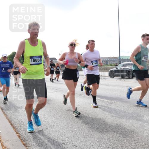 29.06.2025 - hella hamburg halbmarathon Lena Gebhardt http://msf.ph/oto/8407732 29.06.2025 10:16:48 Lombardsbrücke 12297, 15658, 17857, 9332, 1117, 1212, 1240, 1244, 1331, 1348, 1403, 1553, 1599, 1602, 1825, 2225, 2347, 2912, 3030, 3088, 3156, 3176, 3450, 3484, 3622, 3687, 4478, 4583, 5036, 5037, 5294, 6024, 6328, 6488, 6742, 6941, 6948, 7114, 7115, 7158, 7257, 7345, 7358, 7360, 7376, 7753, 7924, 7928, 8263, 8295, 8317, 8513, 8597, 8619, 8645, 8707, 8847, 8857, 9091, 9208, 9332, 9492, 9628, 9664, 9676, 9810, 10076, 10139, 10141, 10232, 11344, 11345 meine-sportfotos.de