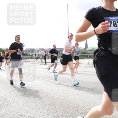 29.06.2025 - hella hamburg halbmarathon Lena Gebhardt http://msf.ph/oto/8407738 29.06.2025 10:41:28 Lombardsbrücke 5928, 14037, 7821, 1314, 1317, 1509, 1536, 1542, 1623, 1731, 2153, 2229, 2258, 2805, 3344, 3532, 3533, 3623, 4412, 4415, 4541, 4610, 4638, 4787, 5086, 5225, 5549, 5688, 5689, 5928, 5942, 6088, 6250, 6450, 6474, 6793, 6894, 7022, 7023, 7661, 7821, 7829, 7968, 8004, 8162, 8163, 8293, 8385, 8586, 8751, 8769, 8848, 8878, 8897, 8992, 9588, 9962, 10181, 10269, 10348, 10407, 10483, 10644, 10835, 11011, 11166 meine-sportfotos.de