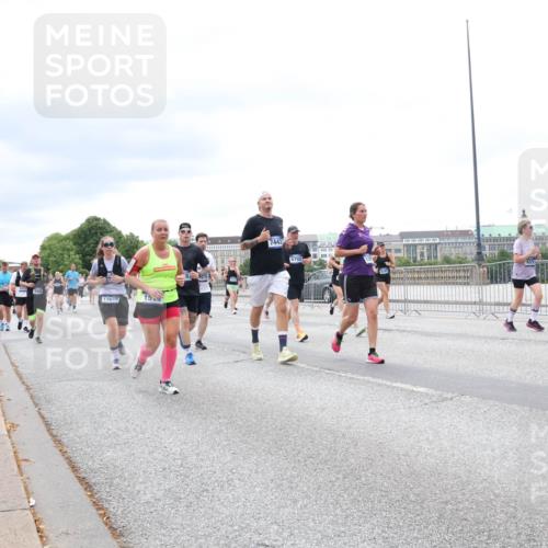 29.06.2025 - hella hamburg halbmarathon Lena Gebhardt http://msf.ph/oto/8407743 29.06.2025 10:58:55 Lombardsbrücke 17650, 15, 7443, 6702, 9221, 11140, 1326, 1365, 1380, 1514, 1646, 1751, 1839, 2057, 2449, 2621, 2649, 2929, 3231, 3373, 3416, 3565, 3966, 4042, 4043, 4225, 4294, 4312, 4577, 4648, 5016, 5211, 5400, 5732, 6010, 6167, 6301, 6330, 6341, 6554, 6588, 6599, 6633, 6638, 6702, 6927, 6969, 7095, 7096, 7288, 7443, 7870, 7910, 7933, 7957, 7967, 8489, 8544, 8545, 8547, 8592, 8631, 8701, 8752, 8932, 9221, 9225, 9563, 9889, 9960, 9982 meine-sportfotos.de