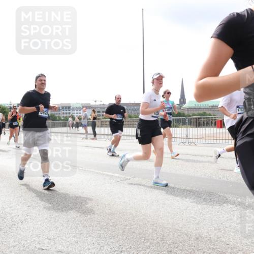 29.06.2025 - hella hamburg halbmarathon Lena Gebhardt http://msf.ph/oto/8407773 29.06.2025 10:41:28 Lombardsbrücke 8586, 370, 332, 5928, 14037, 17370, 0250, 6260, 321, 1314, 1317, 1509, 1536, 1542, 1623, 1731, 2153, 2229, 2258, 2805, 3344, 3532, 3533, 3623, 4412, 4415, 4541, 4610, 4638, 4787, 5086, 5225, 5549, 5688, 5689, 5928, 5942, 6088, 6250, 6450, 6474, 6793, 6894, 7022, 7023, 7661, 7821, 7829, 7968, 8004, 8162, 8163, 8293, 8385, 8586, 8751, 8769, 8848, 8878, 8897, 8992, 9588, 9962, 10181, 10269, 10348, 10407, 10483, 10644, 10835, 11011, 11166 meine-sportfotos.de