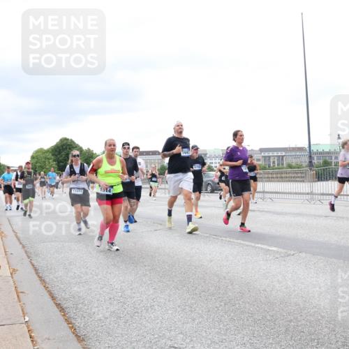 29.06.2025 - hella hamburg halbmarathon Lena Gebhardt http://msf.ph/oto/8407774 29.06.2025 10:58:55 Lombardsbrücke 1326, 1365, 1380, 1514, 1646, 1751, 1839, 2057, 2449, 2621, 2649, 2929, 3231, 3373, 3416, 3565, 3966, 4042, 4043, 4225, 4294, 4312, 4577, 4648, 5016, 5211, 5400, 5732, 6010, 6167, 6301, 6330, 6341, 6554, 6588, 6599, 6633, 6638, 6702, 6927, 6969, 7095, 7096, 7288, 7443, 7870, 7910, 7933, 7957, 7967, 8489, 8544, 8545, 8547, 8592, 8631, 8701, 8752, 8932, 9221, 9225, 9563, 9889, 9960, 9982 meine-sportfotos.de