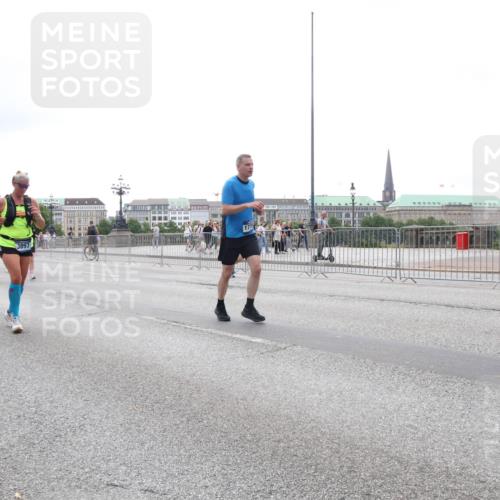 29.06.2025 - hella hamburg halbmarathon Lena Gebhardt http://msf.ph/oto/8407780 29.06.2025 10:50:37 Lombardsbrücke 696, 1129, 1259, 1828, 1930, 2047, 2200, 3184, 3203, 3229, 3647, 3680, 3701, 3710, 3805, 3838, 3897, 4168, 4642, 4695, 4771, 4848, 4961, 5119, 5131, 5997, 6178, 6680, 6830, 7133, 7161, 7505, 7677, 7721, 7755, 7938, 8200, 8299, 8779, 8833, 8834, 8986, 9096, 9168, 9605, 9933, 10029, 10060, 10286, 10437, 10614, 10636, 10744, 11426, 11577, 11696, 11716, 12079, 12392, 12393, 13127, 13846, 13887, 14102, 14144, 14534, 14591, 14940, 15017, 15230, 15416 meine-sportfotos.de