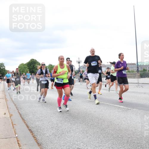 29.06.2025 - hella hamburg halbmarathon Lena Gebhardt http://msf.ph/oto/8407803 29.06.2025 10:58:56 Lombardsbrücke 17659, 1514, 7443, 129, 1326, 1365, 1380, 1514, 1646, 1751, 1839, 2057, 2449, 2621, 2649, 2929, 3231, 3373, 3416, 3536, 3565, 3966, 4042, 4043, 4225, 4294, 4312, 4577, 4648, 5016, 5211, 5400, 5732, 6010, 6167, 6301, 6330, 6341, 6554, 6588, 6599, 6633, 6638, 6702, 6927, 6969, 7095, 7096, 7288, 7443, 7870, 7910, 7933, 7957, 7967, 8489, 8544, 8545, 8547, 8592, 8631, 8701, 8752, 8932, 9221, 9225, 9563, 9889, 9960, 9982 meine-sportfotos.de