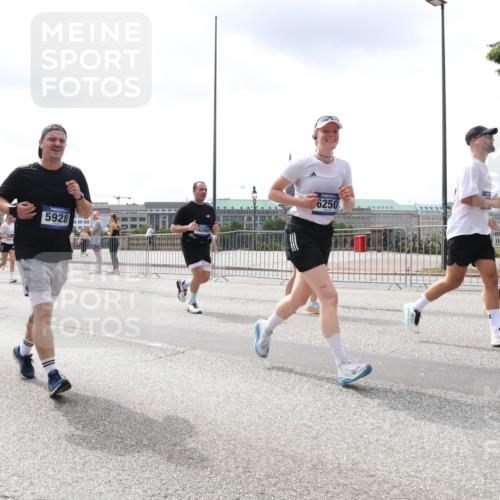 29.06.2025 - hella hamburg halbmarathon Lena Gebhardt http://msf.ph/oto/8407805 29.06.2025 10:41:29 Lombardsbrücke 14376, 3533, 5928, 6250, 1314, 1317, 1509, 1536, 1542, 1623, 1731, 2153, 2229, 2258, 2805, 3344, 3532, 3533, 3623, 4412, 4415, 4541, 4610, 4638, 4787, 5086, 5225, 5549, 5688, 5689, 5928, 5942, 6088, 6250, 6450, 6474, 6793, 6894, 7022, 7023, 7661, 7821, 7829, 7968, 8004, 8162, 8163, 8293, 8300, 8301, 8385, 8586, 8751, 8769, 8848, 8878, 8897, 8992, 9588, 9962, 10181, 10269, 10348, 10407, 10483, 10644, 10835, 11011, 11166 meine-sportfotos.de