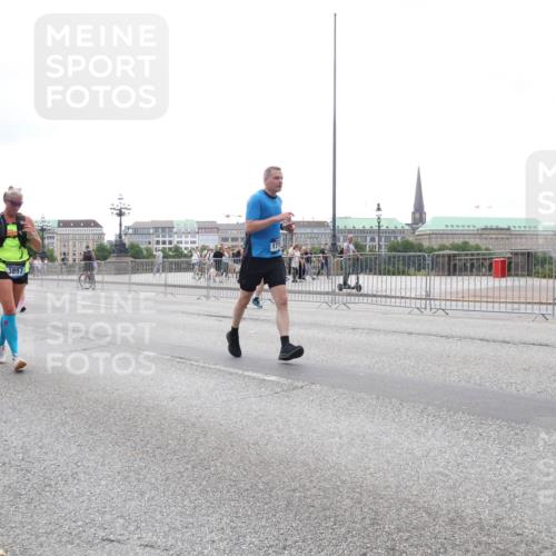 29.06.2025 - hella hamburg halbmarathon Lena Gebhardt http://msf.ph/oto/8407811 29.06.2025 10:50:37 Lombardsbrücke 1696, 3897, 1129, 1259, 1828, 1930, 2047, 2200, 3184, 3203, 3229, 3647, 3680, 3701, 3710, 3805, 3838, 3897, 4168, 4642, 4695, 4771, 4848, 4961, 5119, 5131, 5997, 6178, 6680, 6830, 7133, 7161, 7505, 7677, 7721, 7755, 7938, 8200, 8299, 8779, 8833, 8834, 8986, 9096, 9168, 9605, 9933, 10029, 10060, 10286, 10437, 10614, 10636, 10744, 11426, 11577, 11696, 11716, 12079, 12392, 12393, 13127, 13846, 13887, 14102, 14144, 14534, 14591, 14940, 15017, 15230, 15416 meine-sportfotos.de
