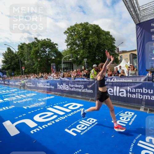 29.06.2025 - hella hamburg halbmarathon Zöllner http://msf.ph/oto/8407830 29.06.2025 10:16:16 Ziel 50 meine-sportfotos.de