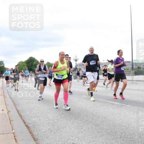 29.06.2025 - hella hamburg halbmarathon Lena Gebhardt http://msf.ph/oto/8407834 29.06.2025 10:58:56 Lombardsbrücke 17659, 1514, 7443, 1326, 1365, 1380, 1514, 1646, 1751, 1839, 2057, 2449, 2621, 2649, 2929, 3231, 3373, 3416, 3536, 3565, 3966, 4042, 4043, 4225, 4294, 4312, 4577, 4648, 5016, 5211, 5400, 5732, 6010, 6167, 6301, 6330, 6341, 6554, 6588, 6599, 6633, 6638, 6702, 6927, 6969, 7095, 7096, 7288, 7443, 7870, 7910, 7933, 7957, 7967, 8489, 8544, 8545, 8547, 8592, 8631, 8701, 8752, 8932, 9221, 9225, 9563, 9889, 9960, 9982 meine-sportfotos.de