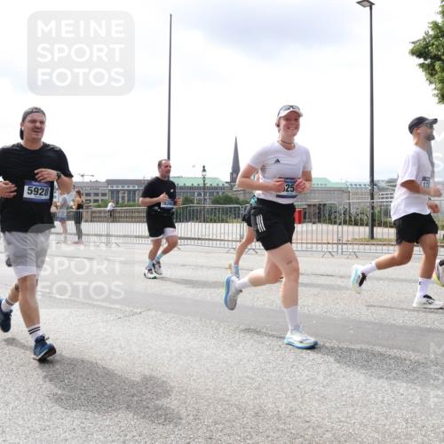 29.06.2025 - hella hamburg halbmarathon Lena Gebhardt http://msf.ph/oto/8407849 29.06.2025 10:41:29 Lombardsbrücke 3533, 14376, 5928, 16260, 25, 173, 1314, 1317, 1509, 1536, 1542, 1623, 1731, 2153, 2229, 2258, 2805, 3344, 3532, 3533, 3623, 4412, 4415, 4541, 4610, 4638, 4787, 5086, 5225, 5549, 5688, 5689, 5928, 5942, 6088, 6250, 6450, 6474, 6793, 6894, 7022, 7023, 7661, 7821, 7829, 7968, 8004, 8162, 8163, 8293, 8300, 8301, 8385, 8586, 8751, 8769, 8848, 8878, 8897, 8992, 9588, 9962, 10181, 10269, 10348, 10407, 10483, 10644, 10835, 11011, 11166 meine-sportfotos.de