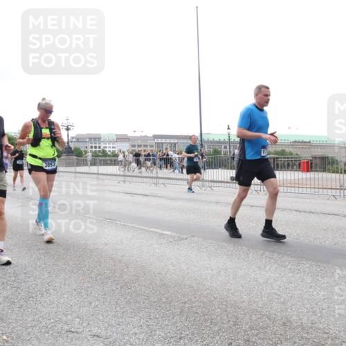 29.06.2025 - hella hamburg halbmarathon Lena Gebhardt http://msf.ph/oto/8407853 29.06.2025 10:50:38 Lombardsbrücke 11696, 1129, 1259, 1828, 1930, 2047, 2200, 3184, 3203, 3229, 3647, 3680, 3710, 3805, 3838, 3897, 4168, 4642, 4695, 4771, 4848, 4961, 5119, 5131, 5997, 6178, 6680, 6830, 7133, 7141, 7161, 7505, 7677, 7755, 7938, 8200, 8299, 8779, 8833, 8834, 8986, 9096, 9168, 9933, 10029, 10060, 10286, 10437, 10614, 10636, 10744, 11426, 11577, 11696, 11716, 12079, 12392, 12393, 13846, 13887, 14102, 14144, 14534, 14591, 14940, 15017, 15230, 15416 meine-sportfotos.de