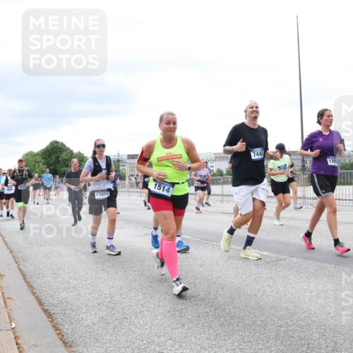 29.06.2025 - hella hamburg halbmarathon Lena Gebhardt http://msf.ph/oto/8407858 29.06.2025 10:58:56 Lombardsbrücke 3565, 17659, 1514, 7443, 129, 1326, 1365, 1380, 1514, 1646, 1751, 1839, 2057, 2449, 2621, 2649, 2929, 3231, 3373, 3416, 3536, 3565, 3966, 4042, 4043, 4225, 4294, 4312, 4577, 4648, 5016, 5211, 5400, 5732, 6010, 6167, 6301, 6330, 6341, 6554, 6588, 6599, 6633, 6638, 6702, 6927, 6969, 7095, 7096, 7288, 7443, 7870, 7910, 7933, 7957, 7967, 8489, 8544, 8545, 8547, 8592, 8631, 8701, 8752, 8932, 9221, 9225, 9563, 9889, 9960, 9982 meine-sportfotos.de