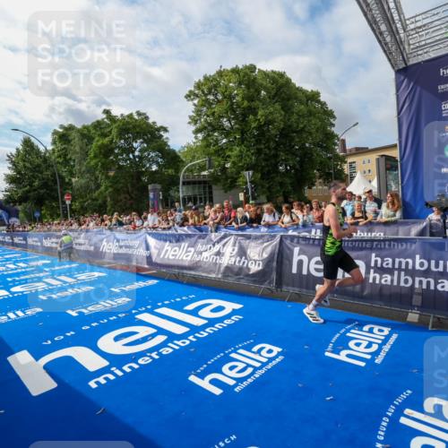 29.06.2025 - hella hamburg halbmarathon Zöllner http://msf.ph/oto/8407877 29.06.2025 10:16:25 Ziel 11409 meine-sportfotos.de