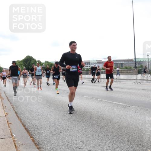 29.06.2025 - hella hamburg halbmarathon Lena Gebhardt http://msf.ph/oto/8407878 29.06.2025 10:24:42 Lombardsbrücke 3421, 9080, 1005, 1009, 1064, 1352, 1395, 2108, 2132, 2249, 2280, 2477, 2944, 3053, 3099, 3113, 3132, 3285, 3421, 3786, 4008, 4010, 4111, 4162, 4221, 4444, 4464, 4719, 5126, 5138, 5829, 5830, 6261, 6478, 6524, 6526, 6570, 7528, 7975, 8167, 8297, 9063, 10907, 11651, 11816, 11817, 12070, 12210, 12303, 13111, 13113, 13380, 13573, 13638, 13711, 14143, 14898, 15124, 15942, 15975, 17535, 17954, 18194, 18198 meine-sportfotos.de