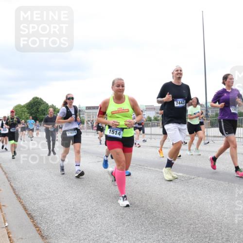 29.06.2025 - hella hamburg halbmarathon Lena Gebhardt http://msf.ph/oto/8407886 29.06.2025 10:58:56 Lombardsbrücke 3416, 17659, 1514, 7443, 129, 1326, 1365, 1380, 1514, 1646, 1751, 1839, 2057, 2449, 2621, 2649, 2929, 3231, 3373, 3416, 3536, 3565, 3966, 4042, 4043, 4225, 4294, 4312, 4577, 4648, 5016, 5211, 5400, 5732, 6010, 6167, 6301, 6330, 6341, 6554, 6588, 6599, 6633, 6638, 6702, 6927, 6969, 7095, 7096, 7288, 7443, 7870, 7910, 7933, 7957, 7967, 8489, 8544, 8545, 8547, 8592, 8631, 8701, 8752, 8932, 9221, 9225, 9563, 9889, 9960, 9982 meine-sportfotos.de