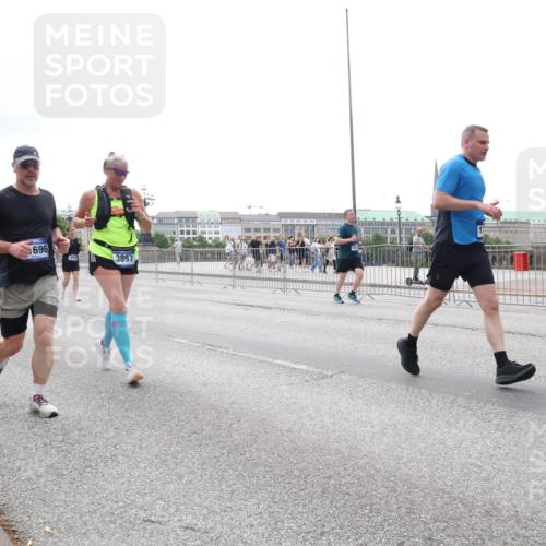 29.06.2025 - hella hamburg halbmarathon Lena Gebhardt http://msf.ph/oto/8407888 29.06.2025 10:50:38 Lombardsbrücke 696, 1129, 1259, 1828, 1930, 2047, 2200, 3184, 3203, 3229, 3647, 3680, 3710, 3805, 3838, 3897, 4168, 4642, 4695, 4771, 4848, 4961, 5119, 5131, 5997, 6178, 6680, 6830, 7133, 7141, 7161, 7505, 7677, 7755, 7938, 8200, 8299, 8779, 8833, 8834, 8986, 9096, 9168, 9933, 10029, 10060, 10286, 10437, 10614, 10636, 10744, 11426, 11577, 11696, 11716, 12079, 12392, 12393, 13846, 13887, 14102, 14144, 14534, 14591, 14940, 15017, 15230, 15416 meine-sportfotos.de
