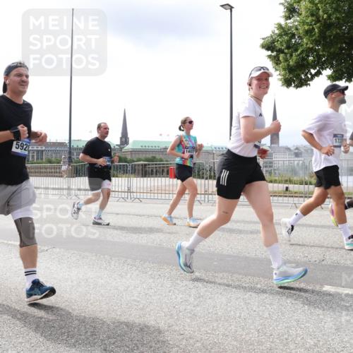 29.06.2025 - hella hamburg halbmarathon Lena Gebhardt http://msf.ph/oto/8407889 29.06.2025 10:41:29 Lombardsbrücke 592, 14037, 1737, 1314, 1317, 1509, 1536, 1542, 1623, 1731, 2153, 2229, 2258, 2805, 3344, 3532, 3533, 3623, 4412, 4415, 4541, 4610, 4638, 4787, 5086, 5225, 5549, 5688, 5689, 5928, 5942, 6088, 6250, 6450, 6474, 6793, 6894, 7022, 7023, 7661, 7821, 7829, 7968, 8004, 8162, 8163, 8293, 8300, 8301, 8385, 8586, 8751, 8769, 8848, 8878, 8897, 8992, 9588, 9962, 10181, 10269, 10348, 10407, 10483, 10644, 10835, 11011, 11166 meine-sportfotos.de