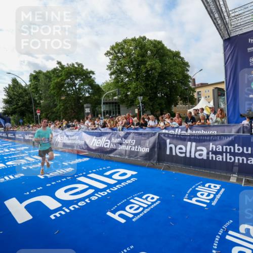 29.06.2025 - hella hamburg halbmarathon Zöllner http://msf.ph/oto/8407902 29.06.2025 10:16:37 Ziel 3944, 11864 meine-sportfotos.de