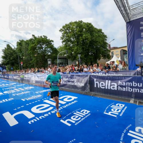 29.06.2025 - hella hamburg halbmarathon Zöllner http://msf.ph/oto/8407942 29.06.2025 10:16:38 Ziel 3944, 11864 meine-sportfotos.de