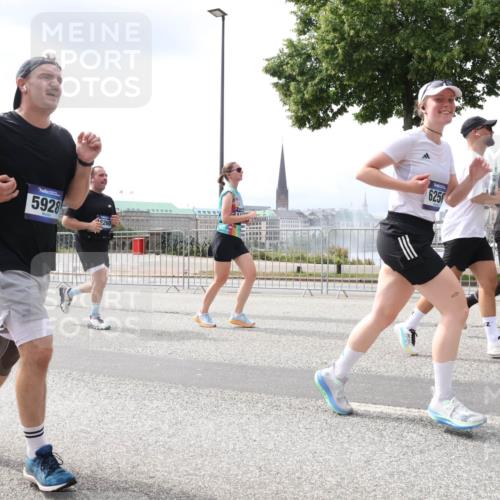 29.06.2025 - hella hamburg halbmarathon Lena Gebhardt http://msf.ph/oto/8407963 29.06.2025 10:41:29 Lombardsbrücke 5928, 6250, 1314, 1317, 1509, 1536, 1542, 1623, 1731, 2153, 2229, 2258, 2805, 3344, 3532, 3533, 3623, 4412, 4415, 4541, 4610, 4638, 4787, 5086, 5225, 5549, 5688, 5689, 5928, 5942, 6088, 6250, 6450, 6474, 6793, 6894, 7022, 7023, 7661, 7821, 7829, 7968, 8004, 8162, 8163, 8293, 8300, 8301, 8385, 8586, 8751, 8769, 8848, 8878, 8897, 8992, 9588, 9962, 10181, 10269, 10348, 10407, 10483, 10644, 10835, 11011, 11166 meine-sportfotos.de