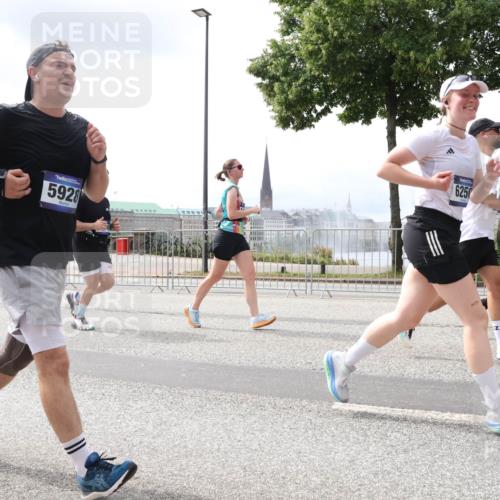 29.06.2025 - hella hamburg halbmarathon Lena Gebhardt http://msf.ph/oto/8407994 29.06.2025 10:41:30 Lombardsbrücke 5928, 6250, 1314, 1317, 1509, 1536, 1542, 1623, 1731, 2153, 2229, 2258, 2805, 3344, 3532, 3533, 3623, 4412, 4415, 4541, 4610, 4638, 4787, 5086, 5225, 5432, 5549, 5688, 5689, 5928, 5942, 6088, 6250, 6450, 6474, 6618, 6793, 6894, 7022, 7023, 7477, 7661, 7821, 7829, 7968, 8004, 8162, 8163, 8293, 8300, 8301, 8385, 8586, 8751, 8769, 8848, 8878, 8897, 8992, 9588, 9962, 10181, 10269, 10348, 10407, 10483, 10835, 11011, 11166 meine-sportfotos.de