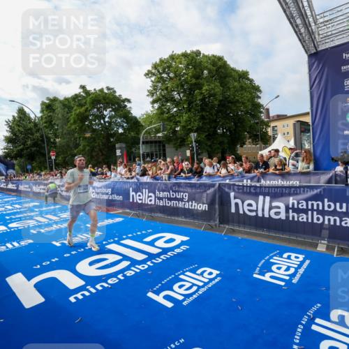 29.06.2025 - hella hamburg halbmarathon Zöllner http://msf.ph/oto/8408005 29.06.2025 10:16:42 Ziel 11864 meine-sportfotos.de