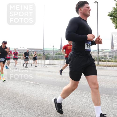 29.06.2025 - hella hamburg halbmarathon Lena Gebhardt http://msf.ph/oto/8408010 29.06.2025 10:24:43 Lombardsbrücke 5138, 5830, 3421, 652, 19, 1064, 1352, 1395, 1740, 2108, 2132, 2249, 2280, 2477, 2944, 3053, 3099, 3113, 3132, 3421, 3786, 4008, 4010, 4111, 4162, 4221, 4444, 4464, 4719, 5126, 5138, 5829, 5830, 6261, 6478, 6524, 6526, 6570, 7528, 7975, 8167, 8297, 9063, 10907, 11651, 11816, 11817, 12070, 12210, 12303, 13111, 13113, 13380, 13573, 13638, 13711, 14143, 14898, 15124, 15942, 15975, 17535, 17954, 18194, 18198 meine-sportfotos.de