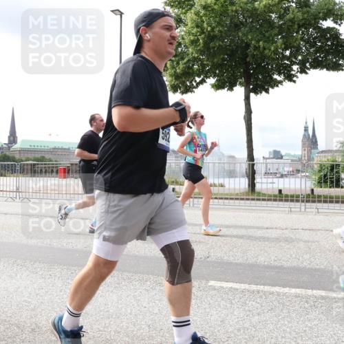 29.06.2025 - hella hamburg halbmarathon Lena Gebhardt http://msf.ph/oto/8408021 29.06.2025 10:41:30 Lombardsbrücke 592, 14137, 1314, 1317, 1509, 1536, 1542, 1623, 1731, 2153, 2229, 2258, 2805, 3344, 3532, 3533, 3623, 4412, 4415, 4541, 4610, 4638, 4787, 5086, 5225, 5432, 5549, 5688, 5689, 5928, 5942, 6088, 6250, 6450, 6474, 6618, 6793, 6894, 7022, 7023, 7477, 7661, 7821, 7829, 7968, 8004, 8162, 8163, 8293, 8300, 8301, 8385, 8586, 8751, 8769, 8848, 8878, 8897, 8992, 9588, 9962, 10181, 10269, 10348, 10407, 10483, 10835, 11011, 11166 meine-sportfotos.de
