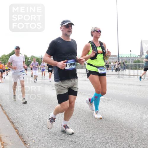 29.06.2025 - hella hamburg halbmarathon Lena Gebhardt http://msf.ph/oto/8408022 29.06.2025 10:50:39 Lombardsbrücke 1667, 16742, 11696, 3897, 1129, 1208, 1259, 1828, 1930, 2047, 2200, 2358, 3184, 3203, 3229, 3647, 3680, 3710, 3805, 3838, 3897, 4168, 4642, 4695, 4771, 4848, 4961, 5119, 5131, 5997, 6178, 6680, 6830, 7133, 7141, 7161, 7505, 7677, 7755, 7938, 8200, 8299, 8779, 8833, 8834, 8986, 9096, 9168, 9933, 10029, 10286, 10437, 10552, 10614, 10636, 10744, 11426, 11577, 11696, 11716, 12079, 12392, 12393, 13846, 13887, 14102, 14144, 14534, 14591, 14940, 15017, 15230, 15416 meine-sportfotos.de