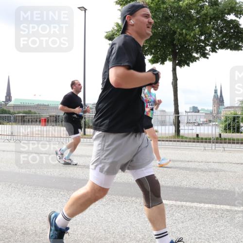 29.06.2025 - hella hamburg halbmarathon Lena Gebhardt http://msf.ph/oto/8408050 29.06.2025 10:41:30 Lombardsbrücke 14037, 1314, 1317, 1509, 1536, 1542, 1623, 1731, 2153, 2229, 2258, 2805, 3344, 3532, 3533, 3623, 4412, 4415, 4541, 4610, 4638, 4787, 5086, 5225, 5432, 5549, 5688, 5689, 5928, 5942, 6088, 6250, 6450, 6474, 6618, 6793, 6894, 7022, 7023, 7477, 7661, 7821, 7829, 7968, 8004, 8162, 8163, 8293, 8300, 8301, 8385, 8586, 8751, 8769, 8848, 8878, 8897, 8992, 9588, 9962, 10181, 10269, 10348, 10407, 10483, 10835, 11011, 11166 meine-sportfotos.de