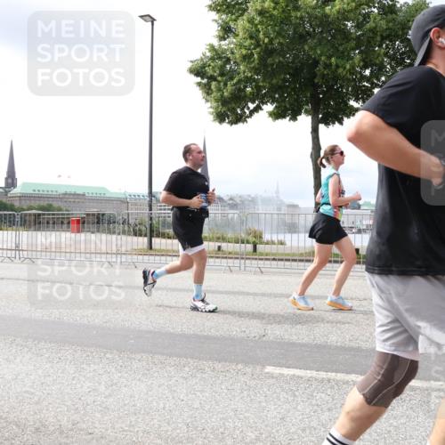 29.06.2025 - hella hamburg halbmarathon Lena Gebhardt http://msf.ph/oto/8408074 29.06.2025 10:41:30 Lombardsbrücke 1314, 1317, 1509, 1536, 1542, 1623, 1731, 2153, 2229, 2258, 2805, 3344, 3532, 3533, 3623, 4412, 4415, 4541, 4610, 4638, 4787, 5086, 5225, 5432, 5549, 5688, 5689, 5928, 5942, 6088, 6250, 6450, 6474, 6618, 6793, 6894, 7022, 7023, 7477, 7661, 7821, 7829, 7968, 8004, 8162, 8163, 8293, 8300, 8301, 8385, 8586, 8751, 8769, 8848, 8878, 8897, 8992, 9588, 9962, 10181, 10269, 10348, 10407, 10483, 10835, 11011, 11166 meine-sportfotos.de