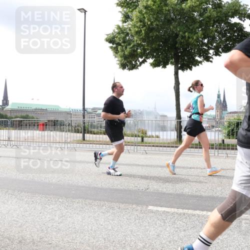 29.06.2025 - hella hamburg halbmarathon Lena Gebhardt http://msf.ph/oto/8408102 29.06.2025 10:41:30 Lombardsbrücke 1314, 1317, 1509, 1536, 1542, 1623, 1731, 2153, 2229, 2258, 2805, 3344, 3532, 3533, 3623, 4412, 4415, 4541, 4610, 4638, 4787, 5086, 5225, 5432, 5549, 5688, 5689, 5928, 5942, 6088, 6250, 6450, 6474, 6618, 6793, 6894, 7022, 7023, 7477, 7661, 7821, 7829, 7968, 8004, 8162, 8163, 8293, 8300, 8301, 8385, 8586, 8751, 8769, 8848, 8878, 8897, 8992, 9588, 9962, 10181, 10269, 10348, 10407, 10483, 10835, 11011, 11166 meine-sportfotos.de