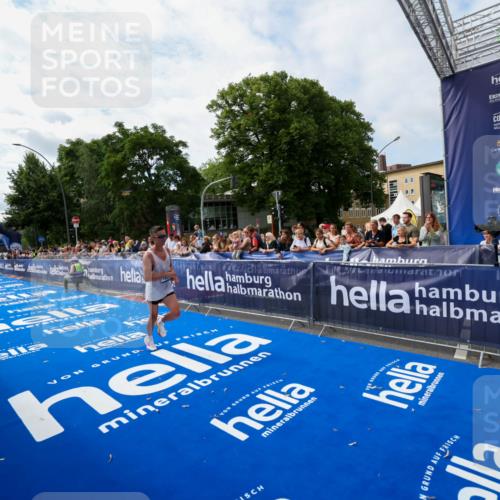 29.06.2025 - hella hamburg halbmarathon Zöllner http://msf.ph/oto/8408129 29.06.2025 10:17:05 Ziel 4116, 16529 meine-sportfotos.de