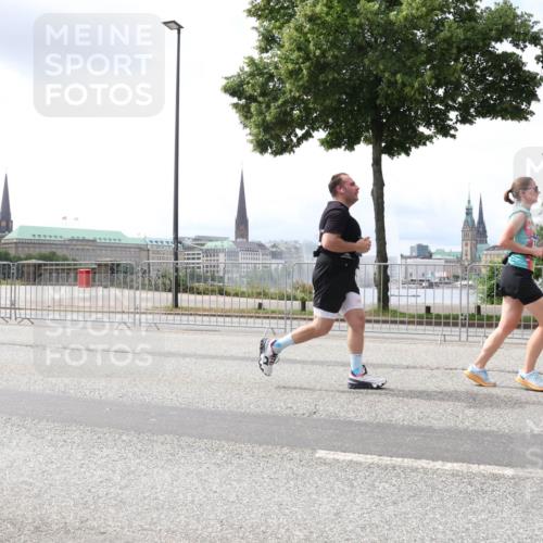 29.06.2025 - hella hamburg halbmarathon Lena Gebhardt http://msf.ph/oto/8408135 29.06.2025 10:41:31 Lombardsbrücke 1314, 1317, 1509, 1536, 1542, 1623, 1731, 2153, 2229, 2258, 2805, 3344, 3532, 3533, 3623, 4412, 4415, 4541, 4610, 4638, 4787, 5086, 5225, 5432, 5549, 5688, 5689, 5928, 5942, 6088, 6250, 6320, 6450, 6474, 6618, 6793, 6894, 7022, 7023, 7477, 7661, 7821, 7829, 7968, 8004, 8162, 8163, 8293, 8300, 8301, 8385, 8443, 8586, 8751, 8769, 8848, 8878, 8897, 8992, 9588, 9962, 10181, 10269, 10348, 10407, 10483, 10835, 11011, 11166 meine-sportfotos.de