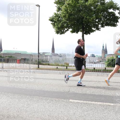 29.06.2025 - hella hamburg halbmarathon Lena Gebhardt http://msf.ph/oto/8408180 29.06.2025 10:41:31 Lombardsbrücke 1314, 1317, 1509, 1536, 1542, 1623, 1731, 2153, 2229, 2258, 2805, 3344, 3532, 3533, 3623, 4412, 4415, 4541, 4610, 4638, 4787, 5086, 5225, 5432, 5549, 5688, 5689, 5928, 5942, 6088, 6250, 6320, 6450, 6474, 6618, 6793, 6894, 7022, 7023, 7477, 7661, 7821, 7829, 7968, 8004, 8162, 8163, 8293, 8300, 8301, 8385, 8443, 8586, 8751, 8769, 8848, 8878, 8897, 8992, 9588, 9962, 10181, 10269, 10348, 10407, 10483, 10835, 11011, 11166 meine-sportfotos.de
