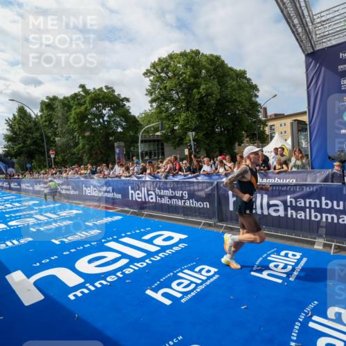 29.06.2025 - hella hamburg halbmarathon Zöllner http://msf.ph/oto/8408250 29.06.2025 10:17:13 Ziel 4116 meine-sportfotos.de
