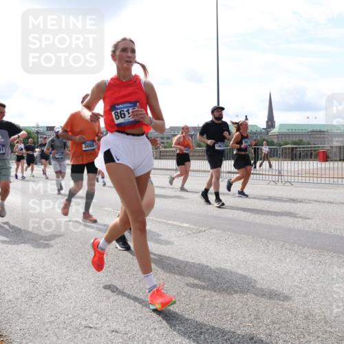 29.06.2025 - hella hamburg halbmarathon Lena Gebhardt http://msf.ph/oto/8408257 29.06.2025 10:16:50 Lombardsbrücke 117, 9891, 17845, 3088, 861, 18675, 1117, 1137, 1212, 1240, 1244, 1298, 1331, 1348, 1403, 1553, 1599, 1602, 1825, 2225, 2347, 2912, 3030, 3088, 3156, 3176, 3210, 3450, 3484, 3622, 3687, 4478, 5036, 5037, 6024, 6328, 6488, 6742, 6941, 6948, 7114, 7115, 7158, 7257, 7345, 7358, 7360, 7376, 7753, 7924, 7928, 8263, 8295, 8317, 8513, 8597, 8619, 8645, 8707, 8847, 8857, 8983, 9091, 9208, 9332, 9492, 9628, 9664, 9676, 9810, 10076, 10139, 10141, 10232 meine-sportfotos.de