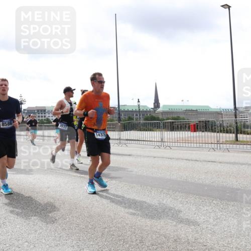 29.06.2025 - hella hamburg halbmarathon Lena Gebhardt http://msf.ph/oto/8408315 29.06.2025 10:41:31 Lombardsbrücke 8586, 3532, 252, 1536, 14376, 1314, 1317, 1509, 1536, 1542, 1623, 1731, 2153, 2229, 2258, 2805, 3344, 3532, 3533, 3623, 4412, 4415, 4541, 4610, 4638, 4787, 5086, 5225, 5432, 5549, 5688, 5689, 5928, 5942, 6088, 6250, 6320, 6450, 6474, 6618, 6793, 6894, 7022, 7023, 7477, 7661, 7821, 7829, 7968, 8004, 8162, 8163, 8293, 8300, 8301, 8385, 8443, 8586, 8751, 8769, 8848, 8878, 8897, 8992, 9588, 9962, 10181, 10269, 10348, 10407, 10483, 10835, 11011, 11166 meine-sportfotos.de