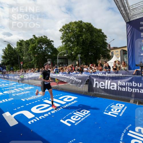29.06.2025 - hella hamburg halbmarathon Zöllner http://msf.ph/oto/8408362 29.06.2025 10:17:27 Ziel 18694 meine-sportfotos.de
