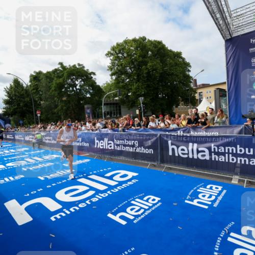 29.06.2025 - hella hamburg halbmarathon Zöllner http://msf.ph/oto/8408412 29.06.2025 10:17:58 Ziel 14932, 15166 meine-sportfotos.de