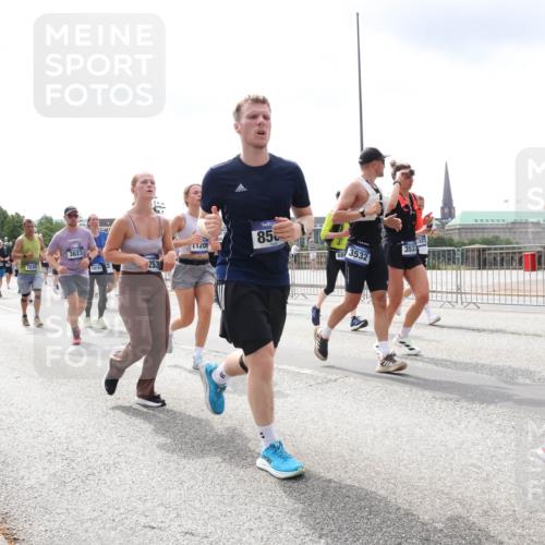 29.06.2025 - hella hamburg halbmarathon Lena Gebhardt http://msf.ph/oto/8408424 29.06.2025 10:41:32 Lombardsbrücke 1536, 3623, 10181, 253, 1209, 85, 3532, 3533, 1437, 1314, 1509, 1536, 1542, 1623, 1712, 1731, 2153, 2229, 2258, 2805, 3344, 3532, 3533, 3623, 4412, 4415, 4541, 4610, 4638, 4787, 5086, 5225, 5432, 5688, 5689, 5928, 5942, 6088, 6250, 6320, 6450, 6474, 6618, 6793, 6894, 7022, 7023, 7477, 7661, 7821, 7829, 7968, 8004, 8162, 8163, 8293, 8300, 8301, 8385, 8443, 8586, 8751, 8769, 8848, 8878, 8897, 8992, 9588, 9962, 10181, 10269, 10348, 10407, 10483, 10835, 11011, 11166 meine-sportfotos.de